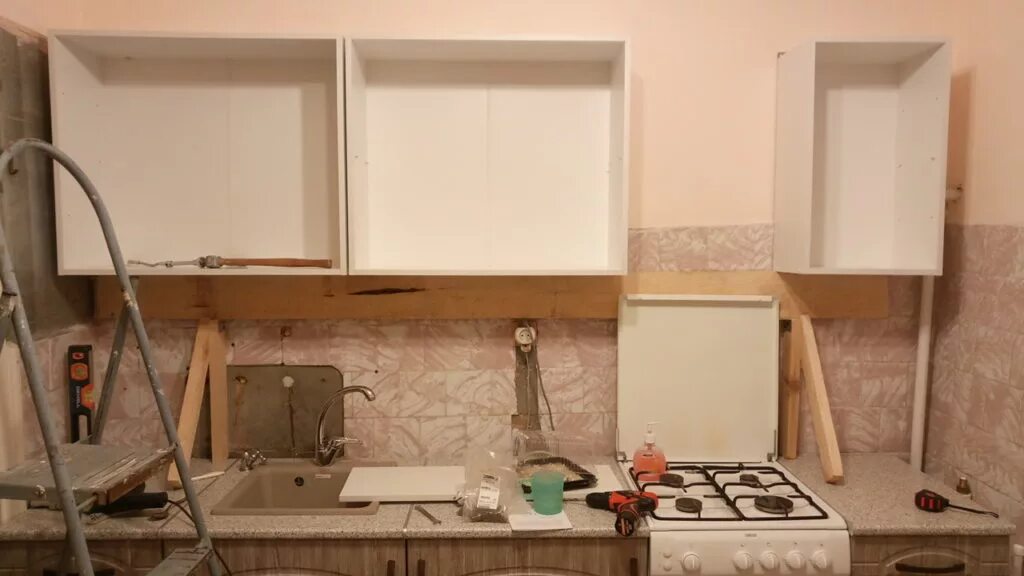 Как прикрепить кухню к стене. Крепление для кухонных шкафов. на что подвешивают кухонные шкафчики. навесные шкафы на кухни монтаж. кухонный шкаф в стене.