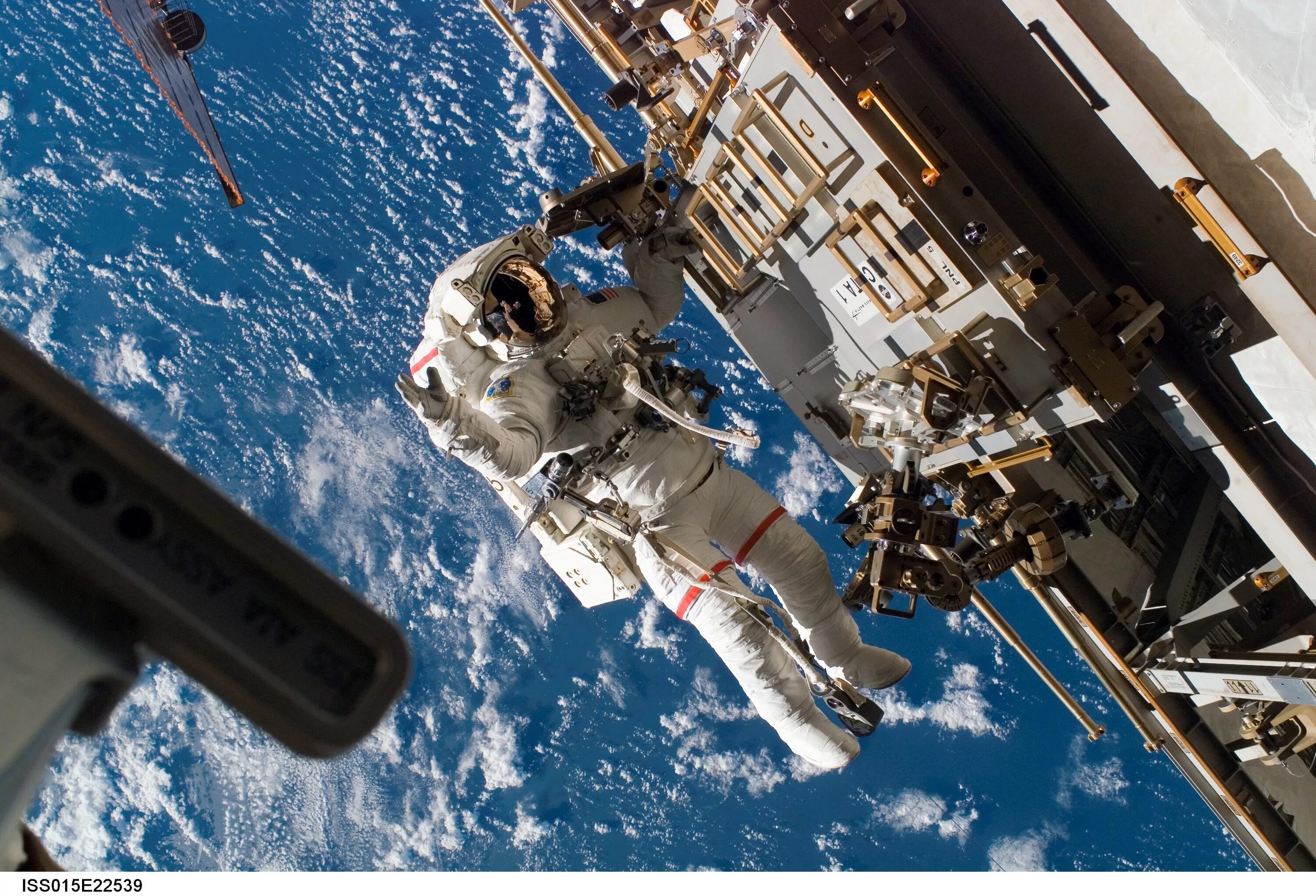Человек создавший космический корабль. Международная Космическая станция МКС. НАСА МКС. Космонавты в невесомости на МКС. МКС-70 НАСА.