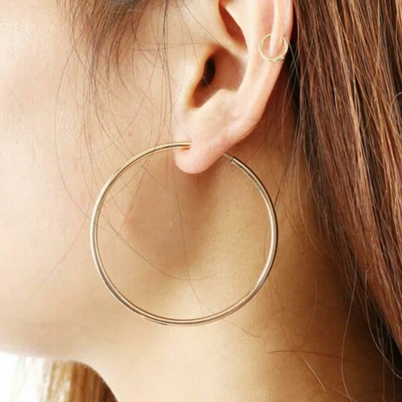 Округлые уши. Hoop Earrings Sizes on Ear 40mm. Круглые сережки. Большие круглые сережки. Серьги "круглые" большие.