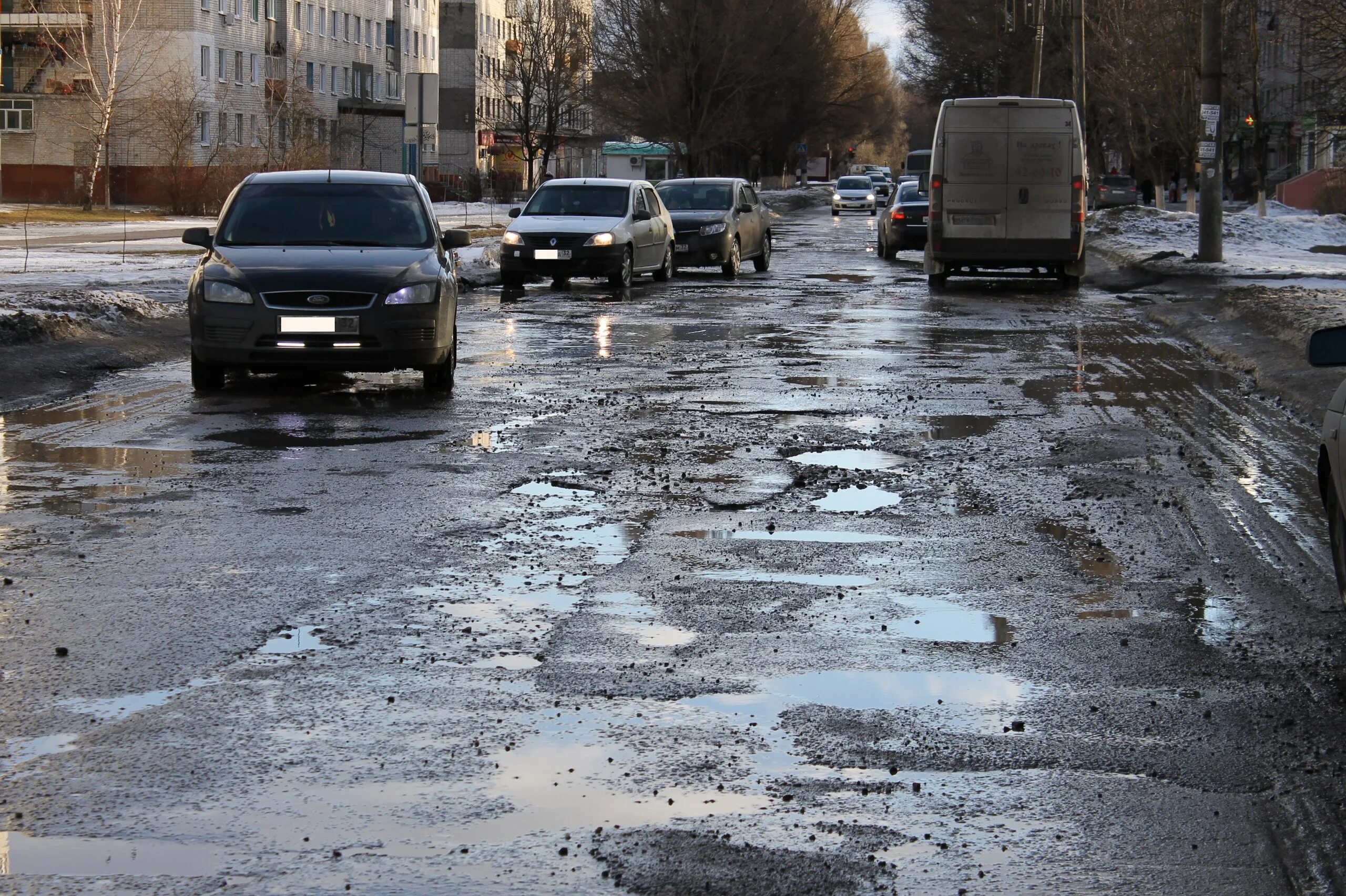 Разбитая россия. Плохие дороги в Брянске. Дороги Брянск ямы. Разбитые дороги. Разбитые дороги в городе.