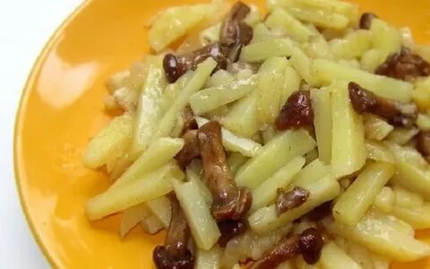Картошка жареная с опятами и луком