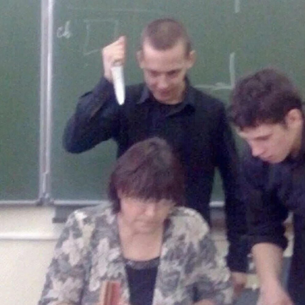 дебильный класс в школе. два парня в школе. ботан в школе мем. тупой школьник в школе. шарага колледж.