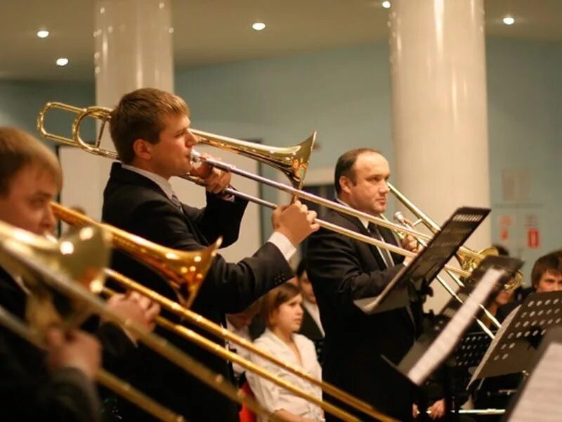 Тромбон в симфоническом оркестре. Трубач в оркестре. Группа the trombone show. Бас тромбон музыкант. Michael buchanan trombone.