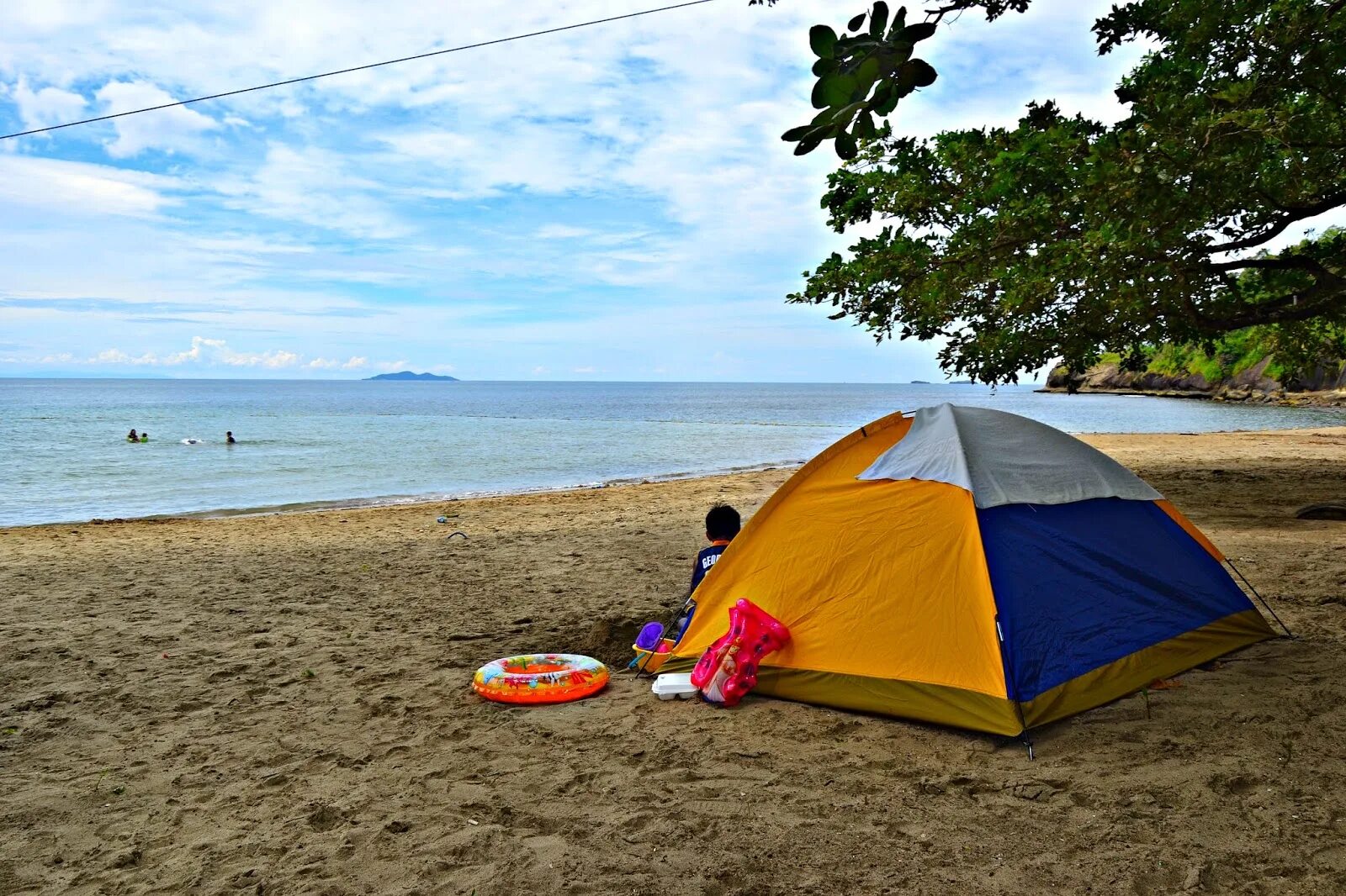 Camp go camping перевод. Автокемпинг в Абхазии на берегу моря. Палатка на берегу моря. Море пляж палатка. Кемпинг на пляже.