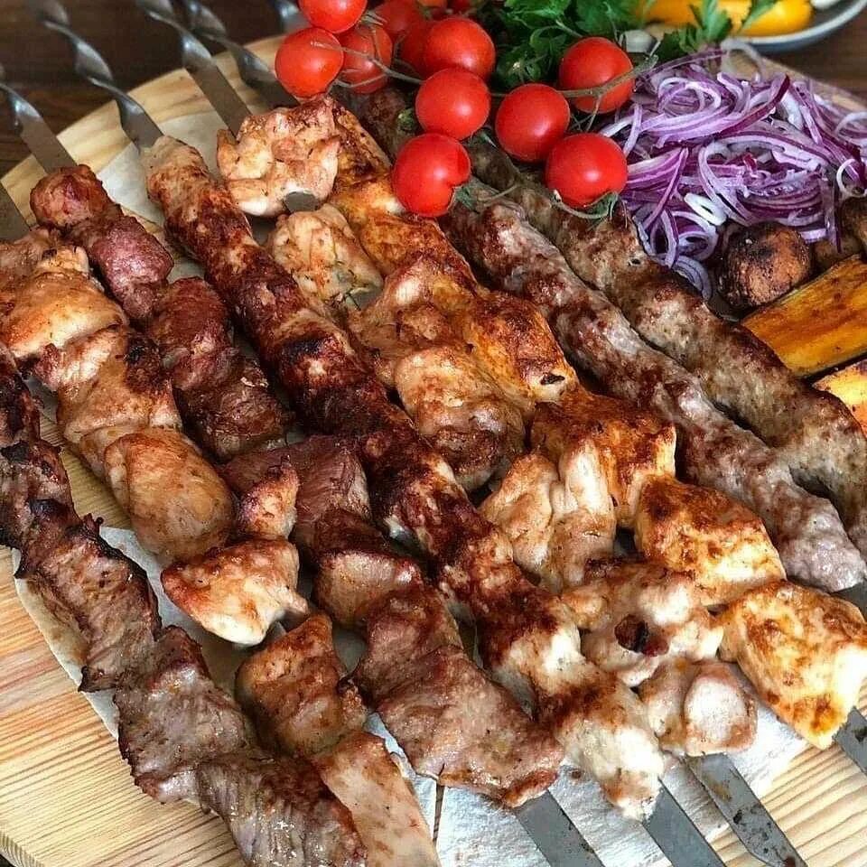 Где можно покушать шашлык. Шашлык. грузинский шашлык. шашлычный стол. красивый стол с шашлыком.