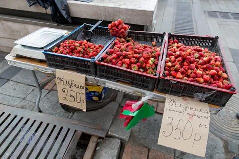 На рынке продают клубнику