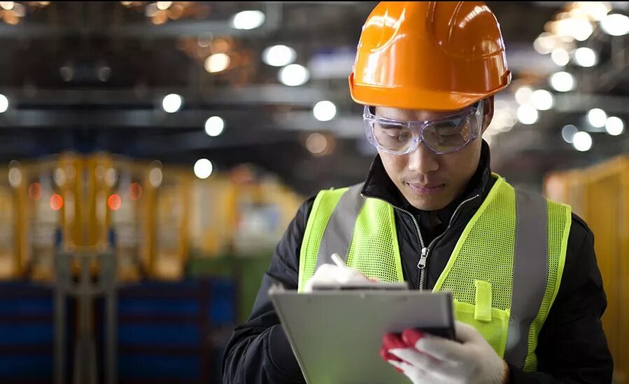 Рабочий на заводе. Проведение инструктажа. Прием посетителей. Проверка рабочих мест сотрудников. Проверка рабочих мест сотрудников.