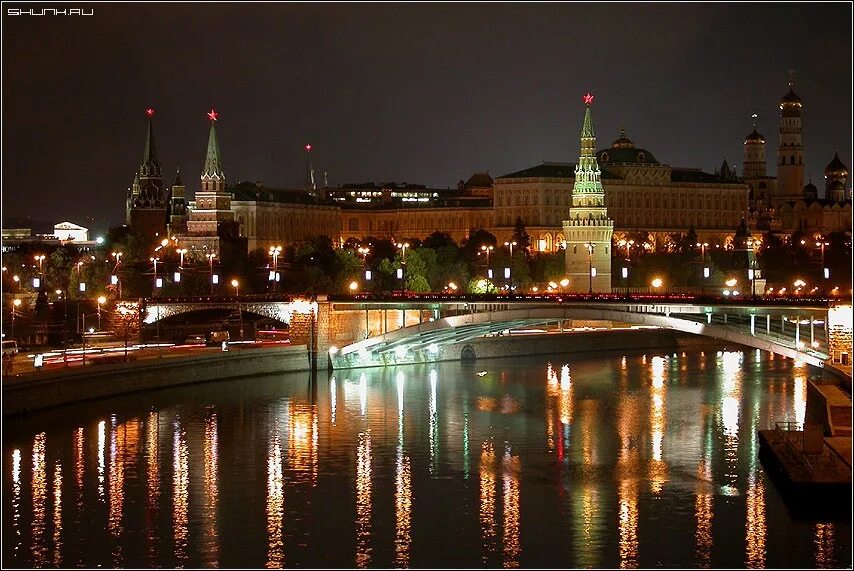 Россия г. Москва. Реки Москвы. Кремлевская набережная Москва. Кремль ночью.