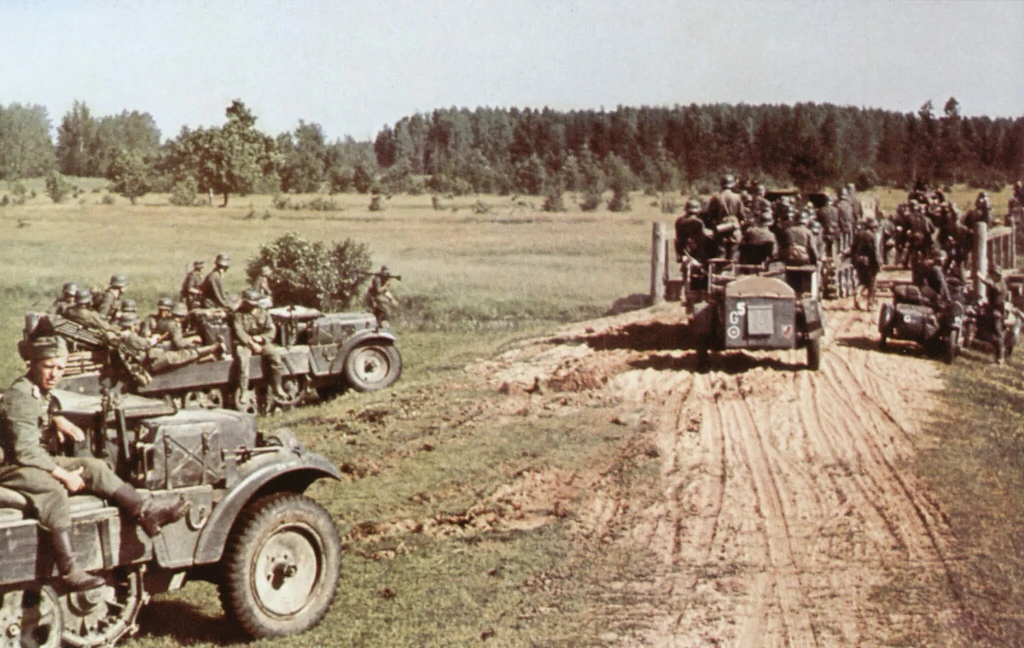 Атаковали границы советского союза. Наступление вермахта 1941. Солдаты вермахта 22 июня 1941. Колонны танковые вермахта 1941. Операция Барбаросса лето 1941.