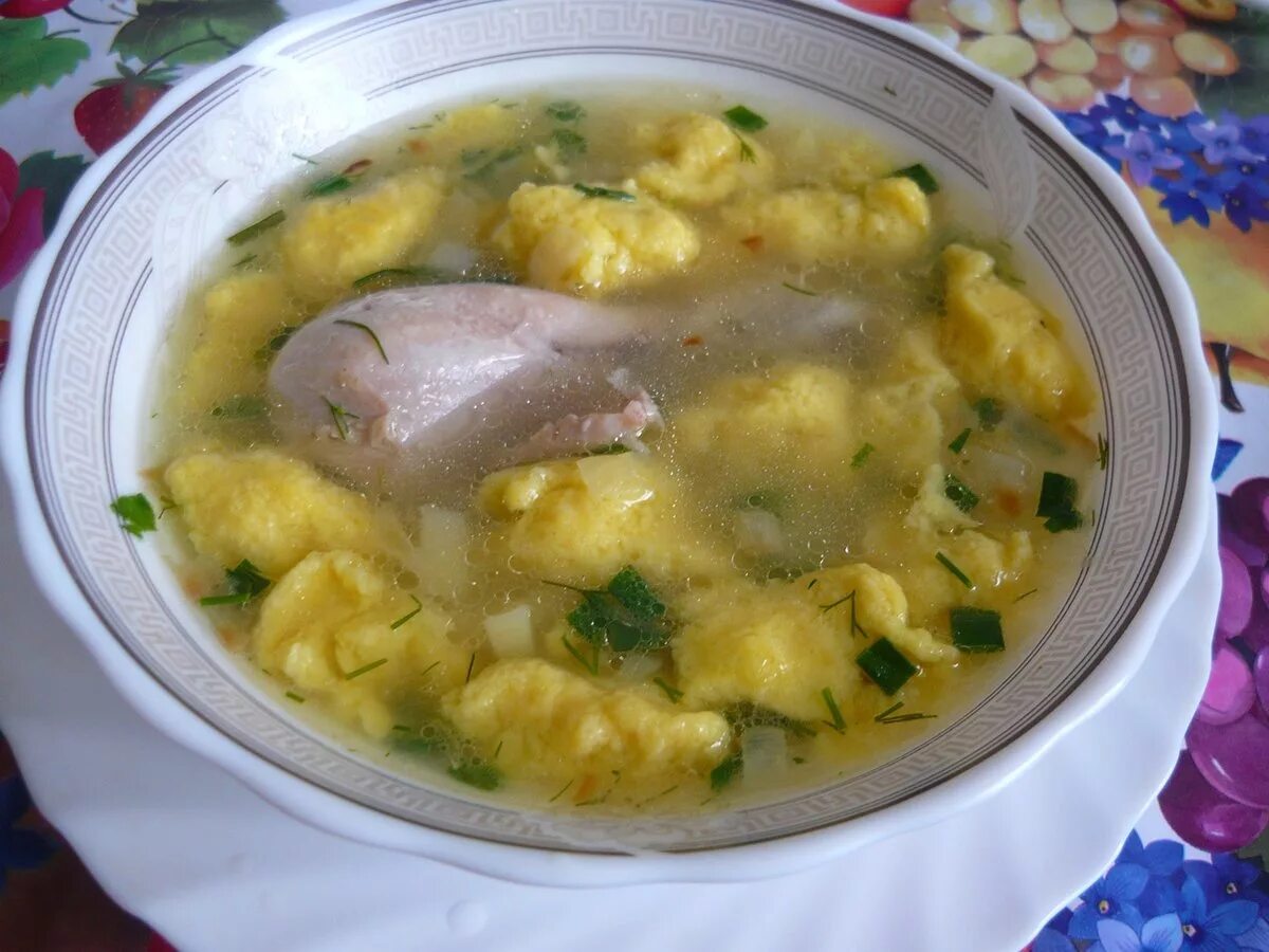 Лазерсон суп с галушками. Суп с галушками на курином бульоне. Вкусный суп с галушками. Вкусный суп с галушками. Суп с галушками рванцы.