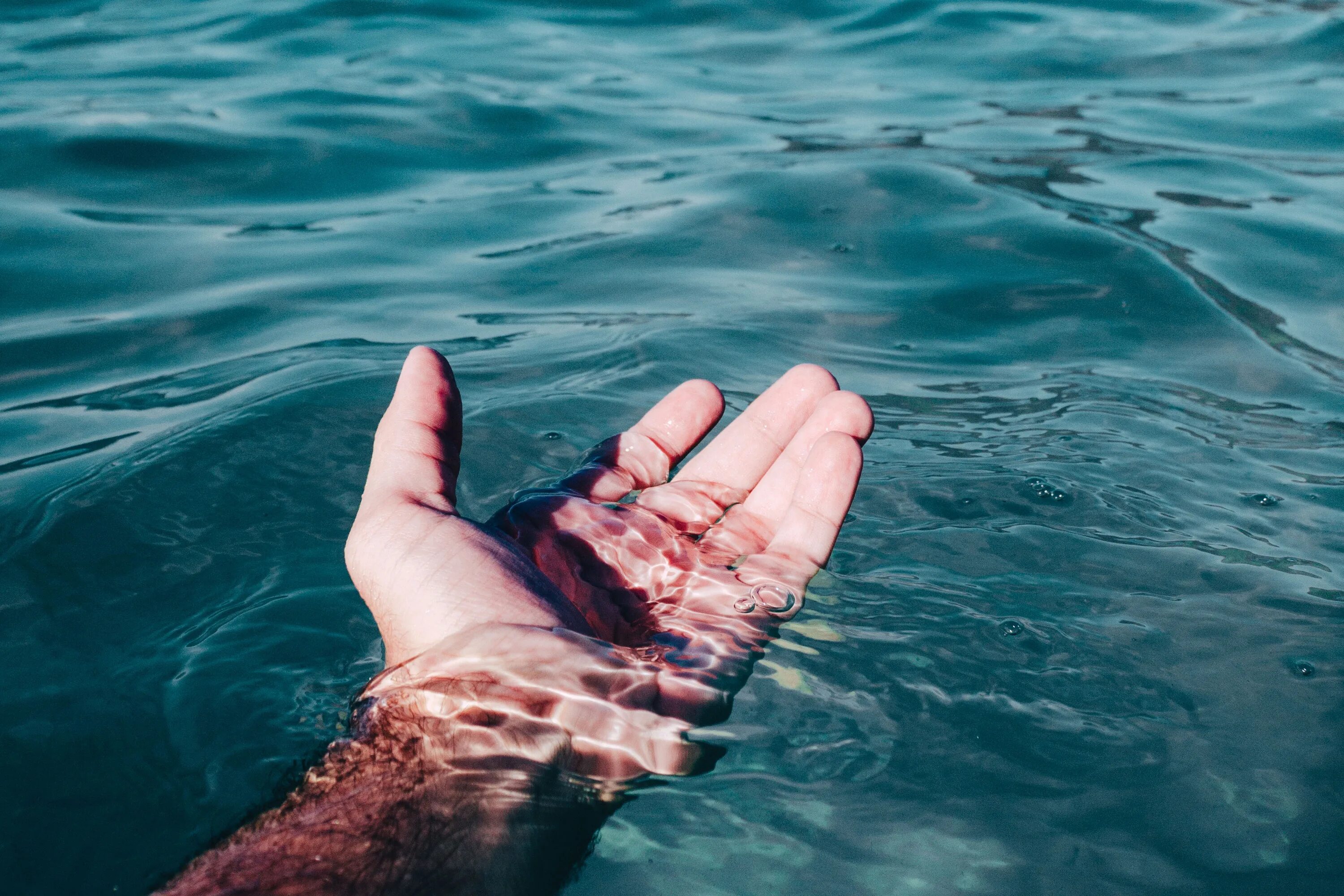 Тело в воде. Утопающий в море. Тонущий человек. Следующий утонуть