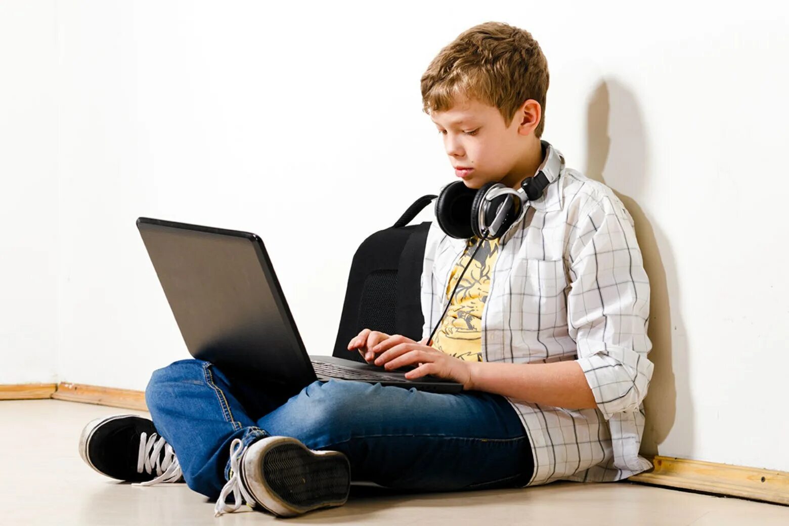 Играть с ноутбука с телефоном. Подросток и компьютер. Подросток за компьютером. Компьютер для детей. Подросток с ноутбуком.