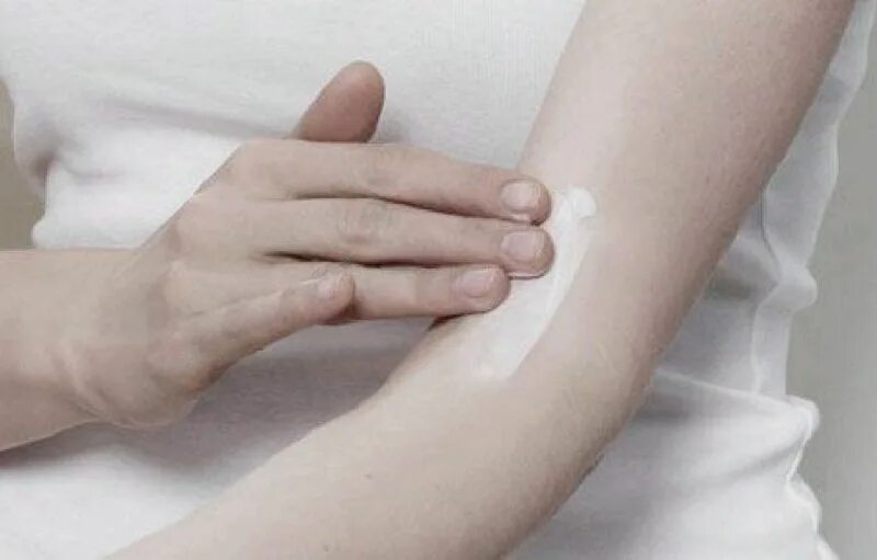 Крем для кожи. Тест на аллергию на сгибе локтя. Крем для рук. Аллергическая реакция на коже. В домашних условиях кожа локтей