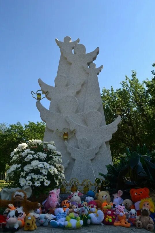 Алей ангел. Памятник погибшим деткам луганска. обелиск погибшим детям донбасса. аллея ангелов в луганске. памятник детям донбасса в луганске.