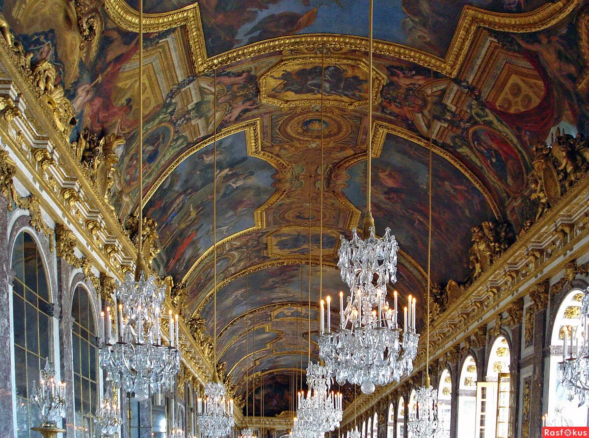 Галереи версаля. Версаль зеркальная галерея Версальского дворца. Зеркальный зал Версальского дворца. Версальский дворец 1914 зеркальный зал. Зеркальный зал Версальского дворца 1919.