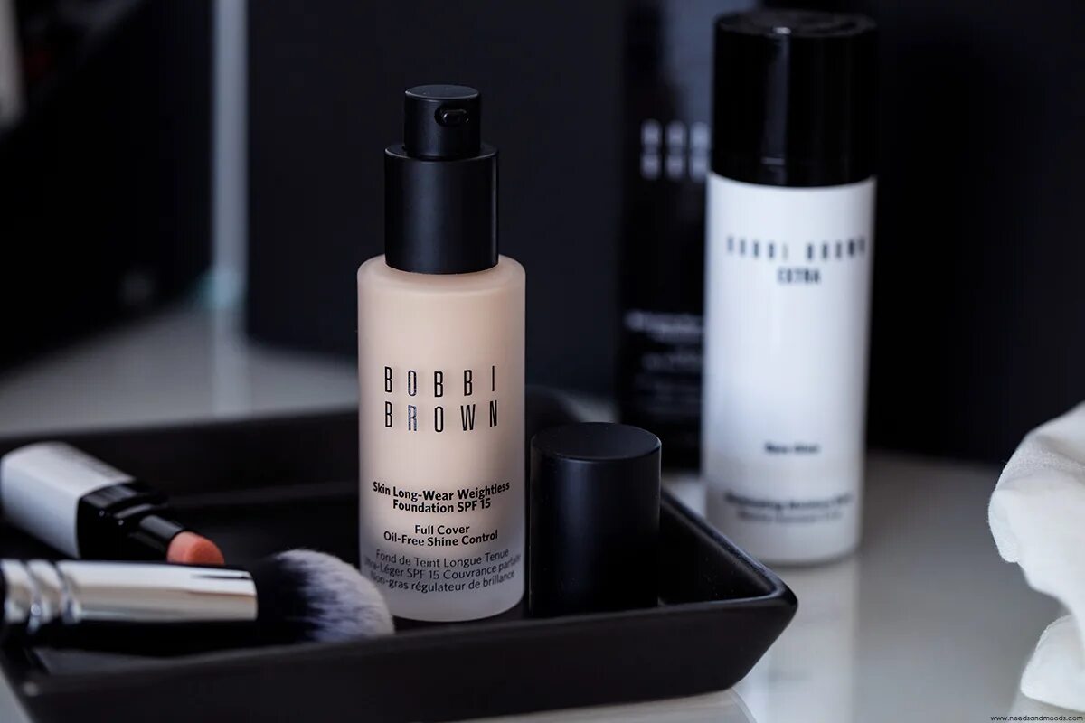 Brown косметика. Тональный Бобби Браун Skin long Wear Weightless палитра. Bobbi Brown Skin long-Wear Weightless Foundation. Bobbi Brown est 1991. Основа тональная Bobbi Brown Skin long-Wear Weightless Foundation SPF 15, Beige, мини.