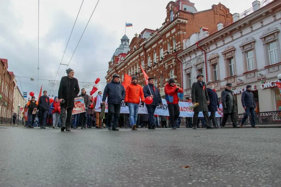 1 мая закрывают. Первомай Томск. Демонстрация 1 мая Томск. КПРФ Томск. КПРФ митинг Томск.