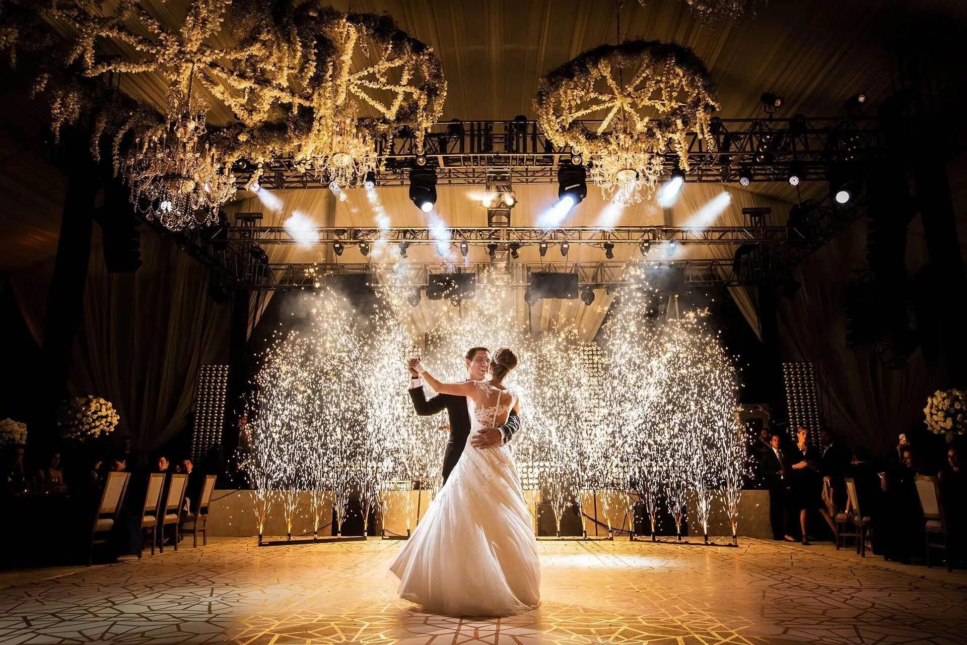 Первый танец песня. Свадебный танец. Свадебный танец молодоженов. Свадебный танец. Первый танец песня.