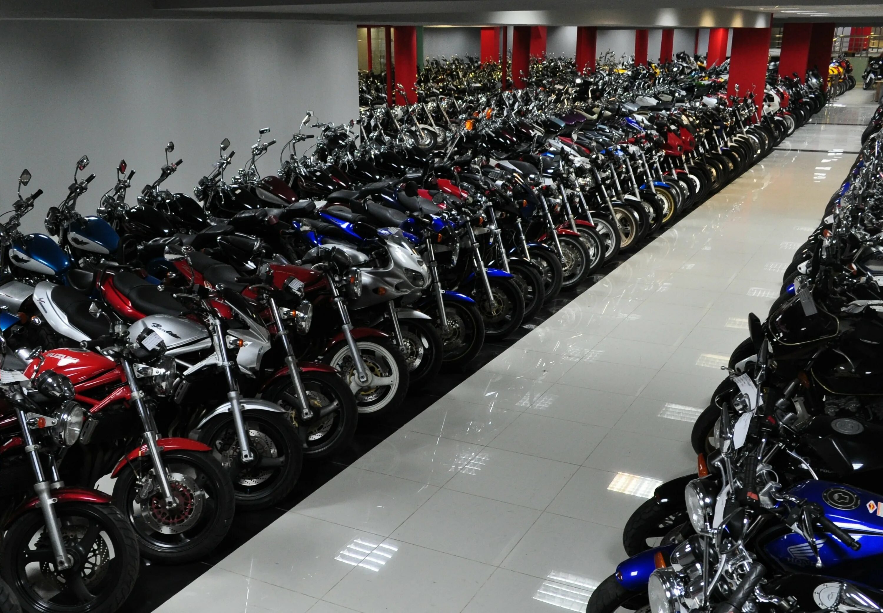 Мотосалон Мегамото Москва. Mega Moto мотосалон. Мотосалон stels Владимир. Много мотоциклов