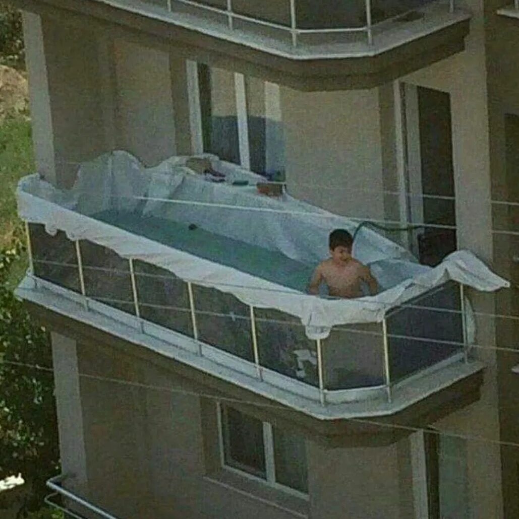 Спать на балконе. Бассейн на балконе. Бассейн на балконе в квартире. Балкон с бассейном. Надувной бассейн на балконе.