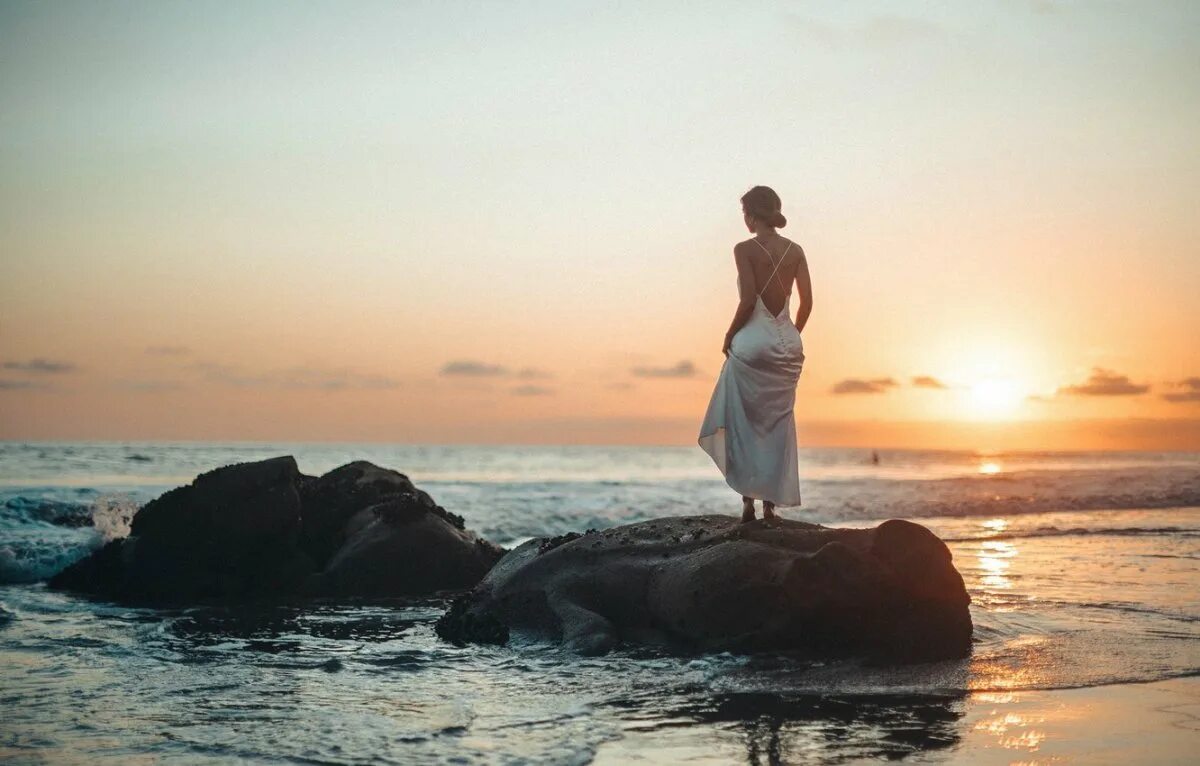 Он стоял на берегу облитый. Одинокий человек на берегу. Океан фото. Парень одиночество. Прогулка у моря.