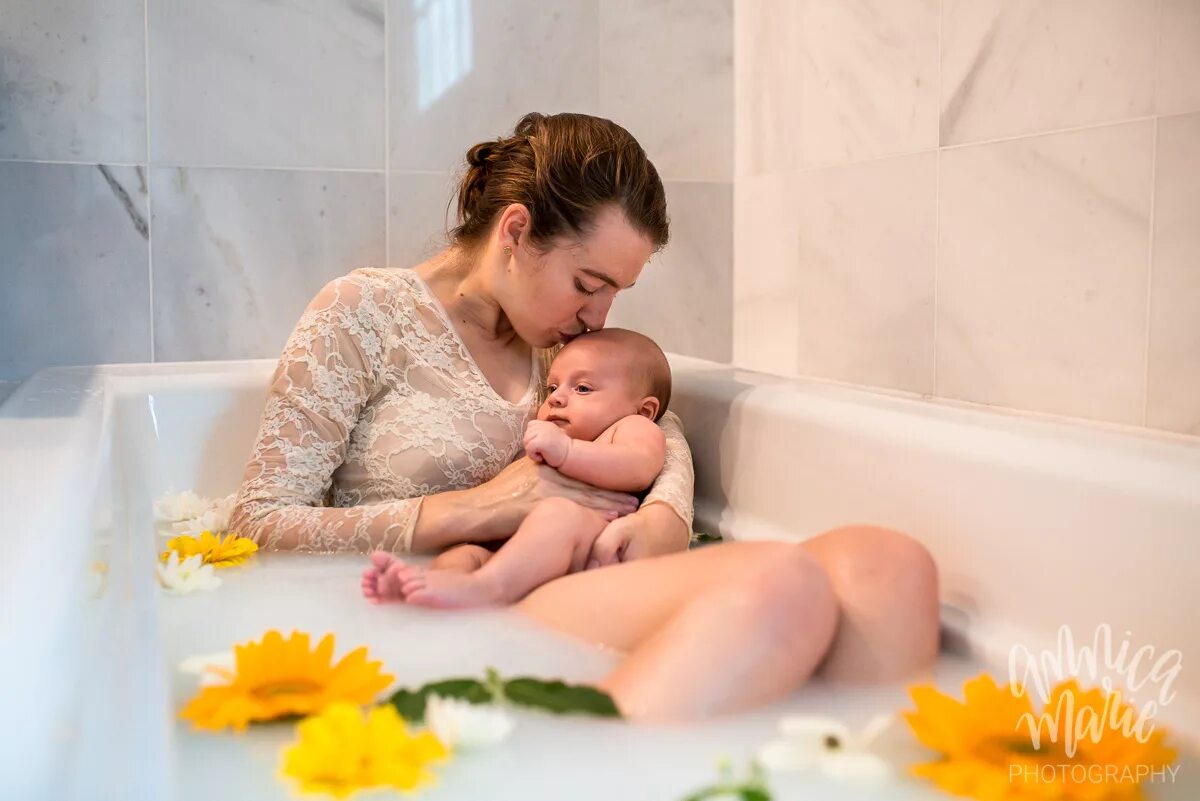 Русская мама в ванне. Фотосессия мама и малыш в ванной. Мать и ребенок в ванной. Фотосессия в ванной с ребенком и мамой. Мама с малышом в ванне.