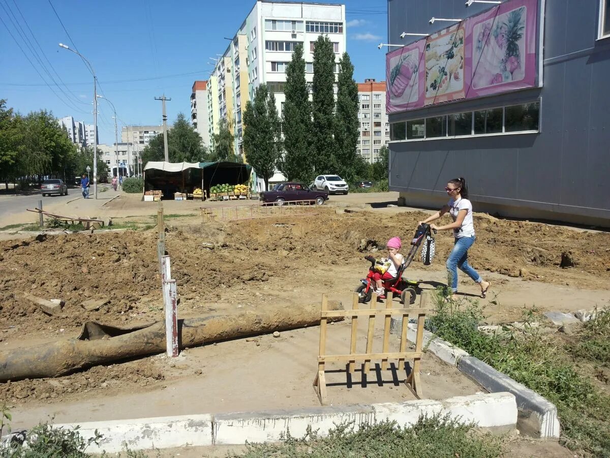 Юбилейный саратов сегодня. Пос Юбилейный Саратов. Детская площадка в Юбилейном Саратов. Магазин Колобок в Юбилейном Саратов. Сломанная детская площадка в Саратове.