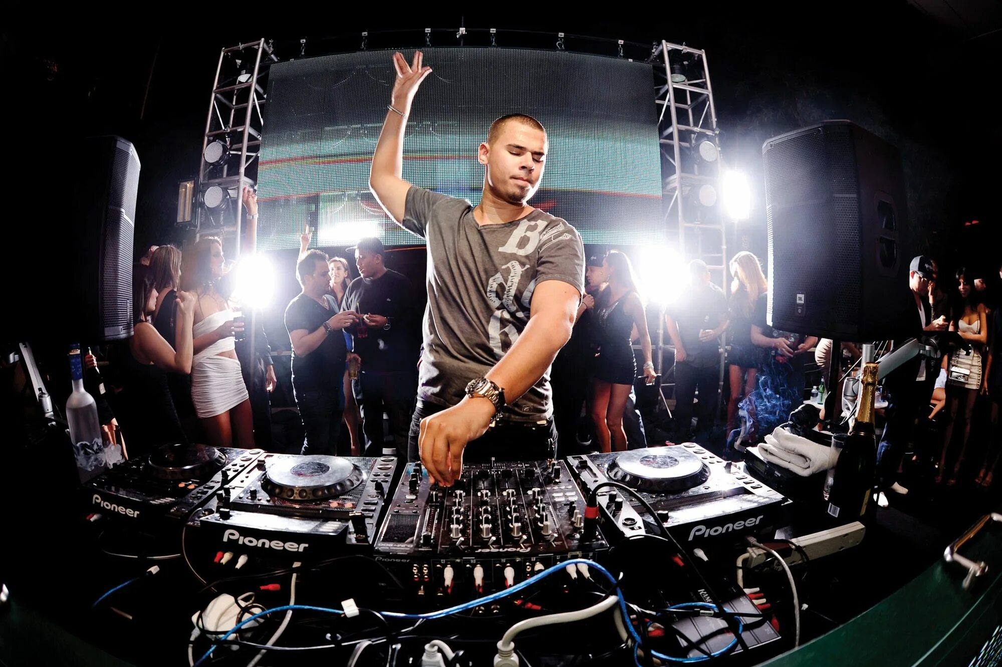 Afrojack. Афроджек 2010. DJ Afrojack. Диджей в клубе.