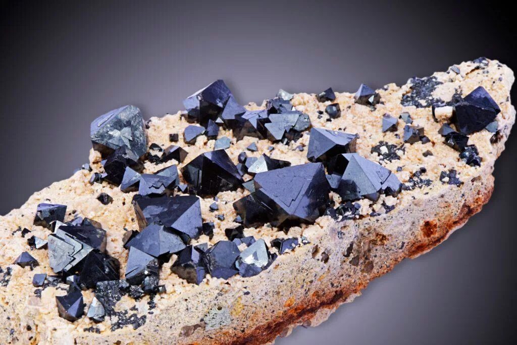 Магнетит минерал. Магнитный железняк (руда магнетит fe2o4). Железная руда магнетит. Железняк магнетит. Железняк магнетит.