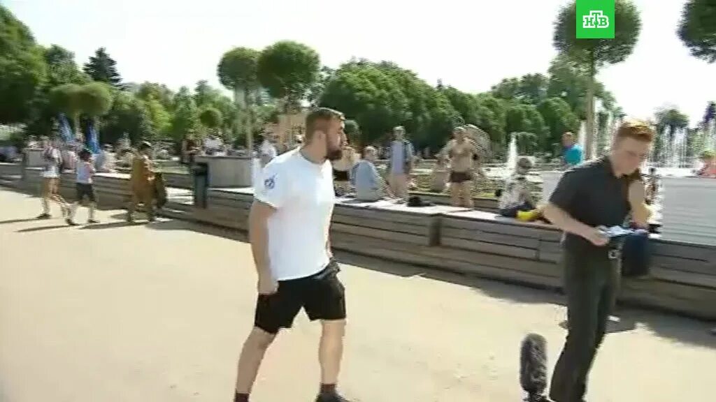 Корреспондент нападение. Скабеева 2002. Скобеева и немецкий журналист. Корреспондент нападение. Репортершу шлёпнули.
