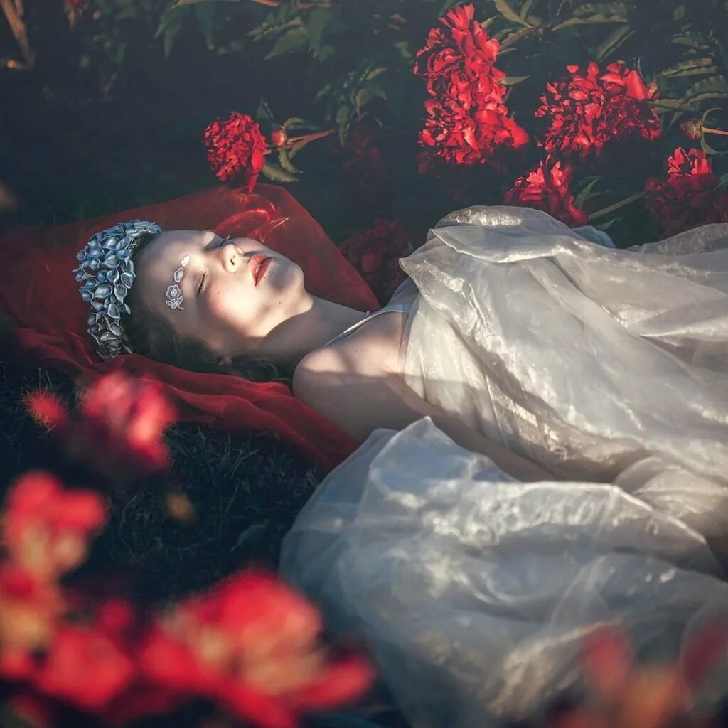Is sleeping in the garden. Эстетика красоты.