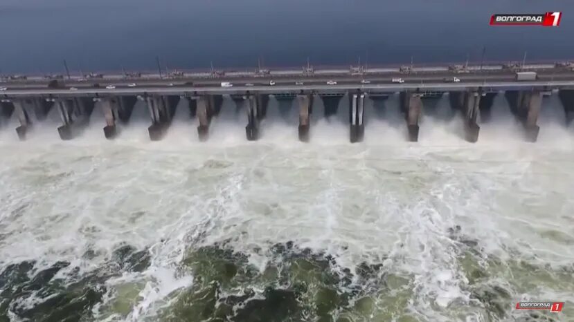 Сброс воды в волге. Водохранилище Волжской ГЭС. ГЭС разлив Волжская 2022. Сброс воды на Волжской ГЭС. ГЭС Астрахань.