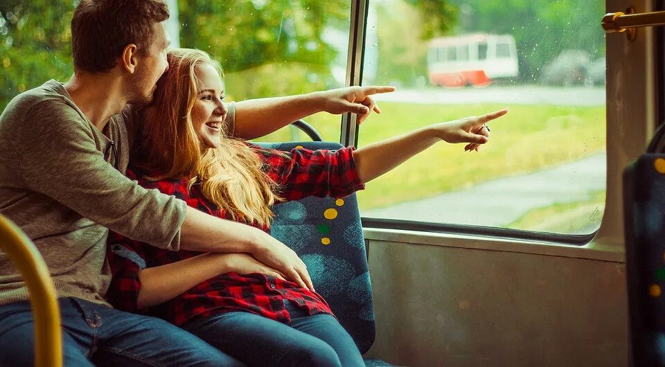 Проводить время с любимым человеком. Девушка в трамвае. Влюбленные в автобусе. Парочка в трамвае. Путешествие с любимым человеком.