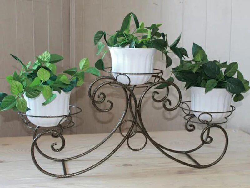 Подставки для цветов в саду. Холодная ковка цветочник. Этажерка для цветов уличная. Этажерки для цветов для сада. Подставка под сад.