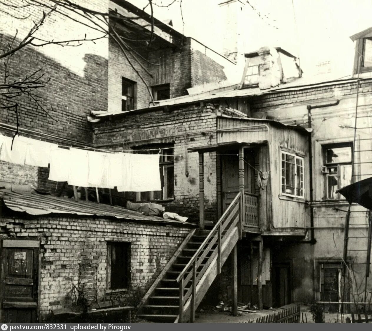 Арбатский двор. Старый арбат дворы москва 60-х. московский дворик на арбате. арбат 34 во дворах москва. московские старые дворы арбата.