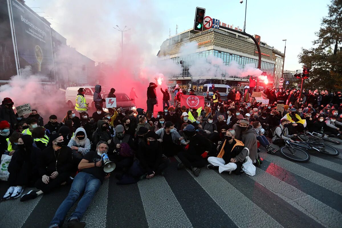 Что сейчас происходит в польше. Польша беспорядки 2025. митинги в польше. протесты в польше 2025.