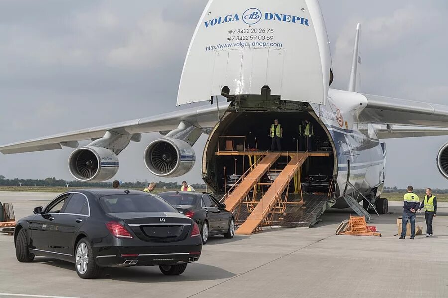 Транспортировка самолета. АН 124 Maximus Air Cargo. АН-124 грузовой отсек.