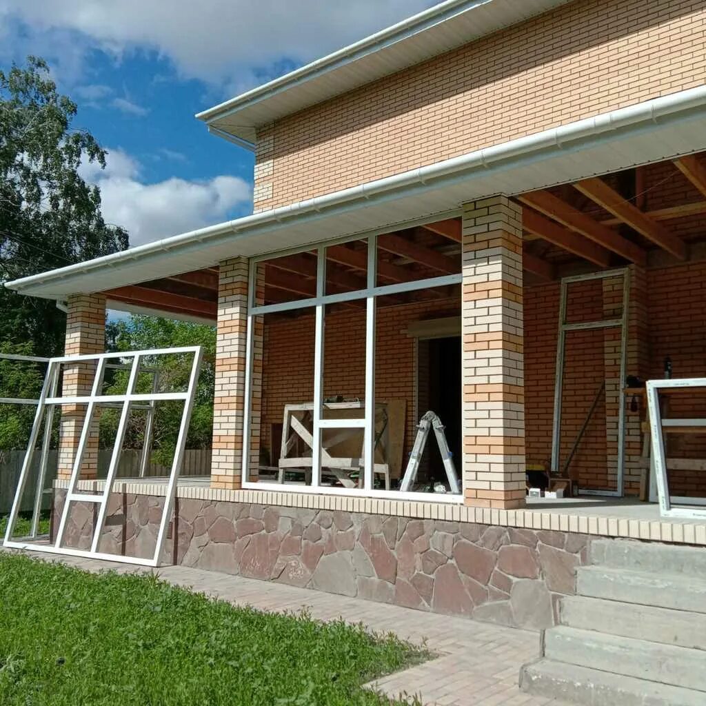Брик хаус с террасой. Терраса с кирпичными колоннами. Терраса из кирпича. Веранда из кирпича. Пристройка патио.