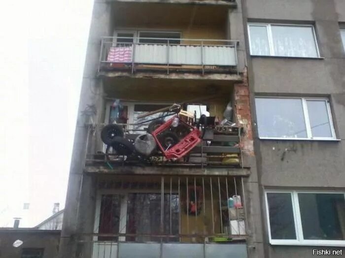 Балкон заставленный. Заваленный балкон хламом. захламленный балкон. хлам на балконе. балкон заваленный вещами.
