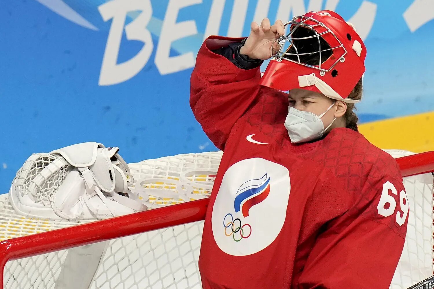 Вратарь женской сборной Канады по хоккею. Женская сборная России по хоккею. Маска для хоккея. Хоккеистки в масках.