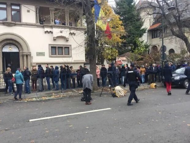 Запись в консульство молдовы. Очередь.в молдавское посольство. очередь в магазин бухарест. бухарест консульство болгарии.
