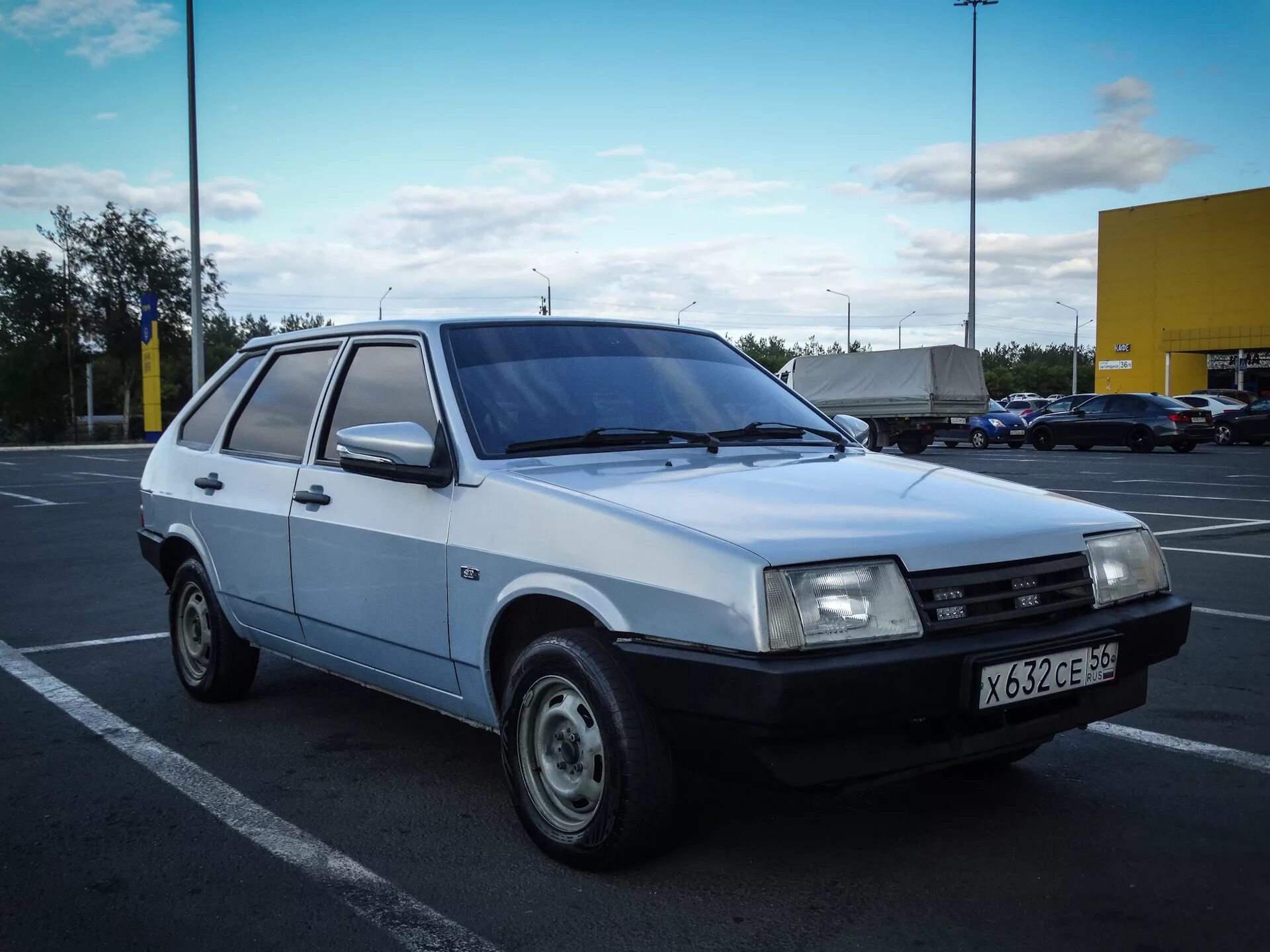 Ваз 21099 ниагара тонированная. Ваз 21099 с зеркалами от гранты. Ваз 21099 белый r15. Гранта 21099. Серебристая ваз 21099 с зеркалами от гранты.
