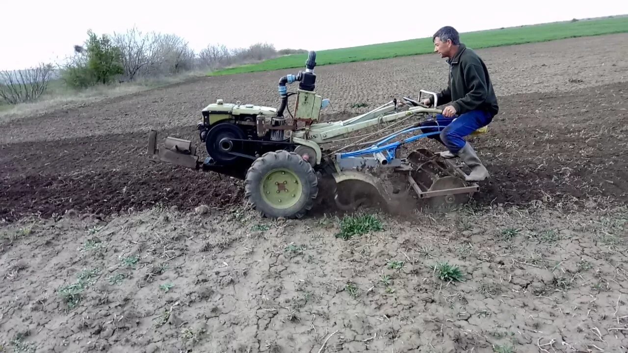 Пашем фрезой видео. Вспашка дискование боронование. Дискование почвы мотоблоком. Фрезеровка мотоблоком с адаптером. Вспашка земли мотоблоком ЗУБР.