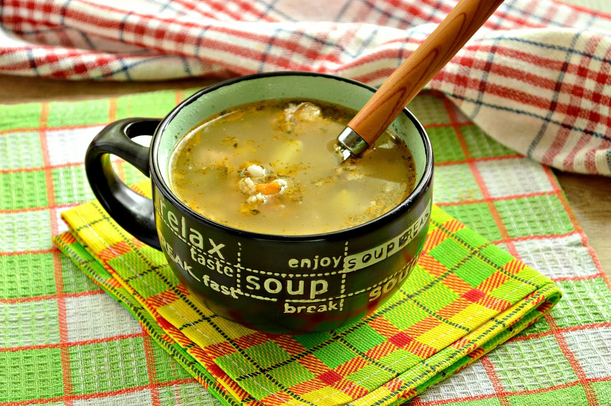 Рассольник рецепт с рисом и огурцами. Суп с маринованными огурцами. Рассольник с маринованными огурцами. Рассольник с рисом и маринованными огурцами. Огуречный рассол для рассольника.