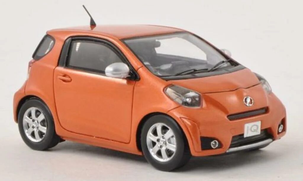 Купить тойоту мини. Toyota IQ 1:43. Toyota IQ Mini. Toyota Mini 2000. Тойота мини куб 2000.