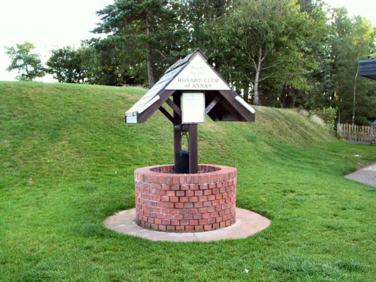 красивый колодец. декоративная отделка колодца. камень на колодец. домик для колодца. габион колодец.