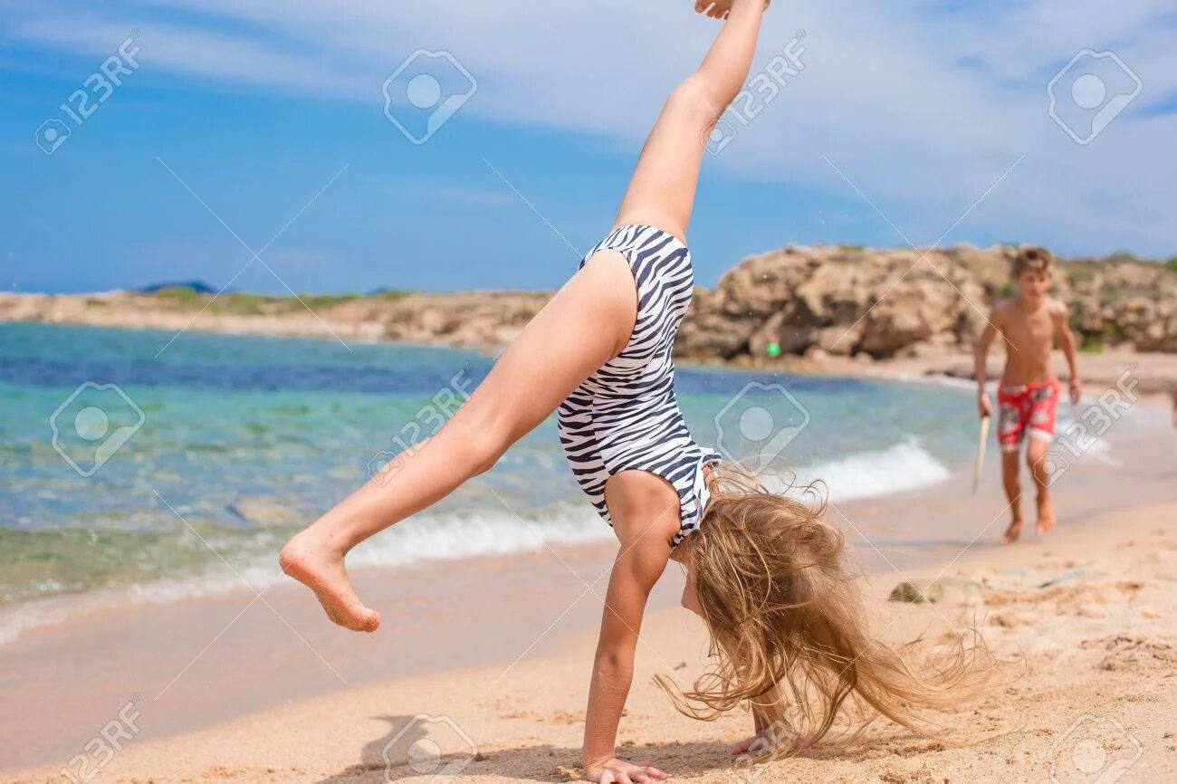 Мелкая на пляже. Маленькая гимнастка на море. Гимнастки на пляже. Девочка 10 лет на море. Девочки дети пляж