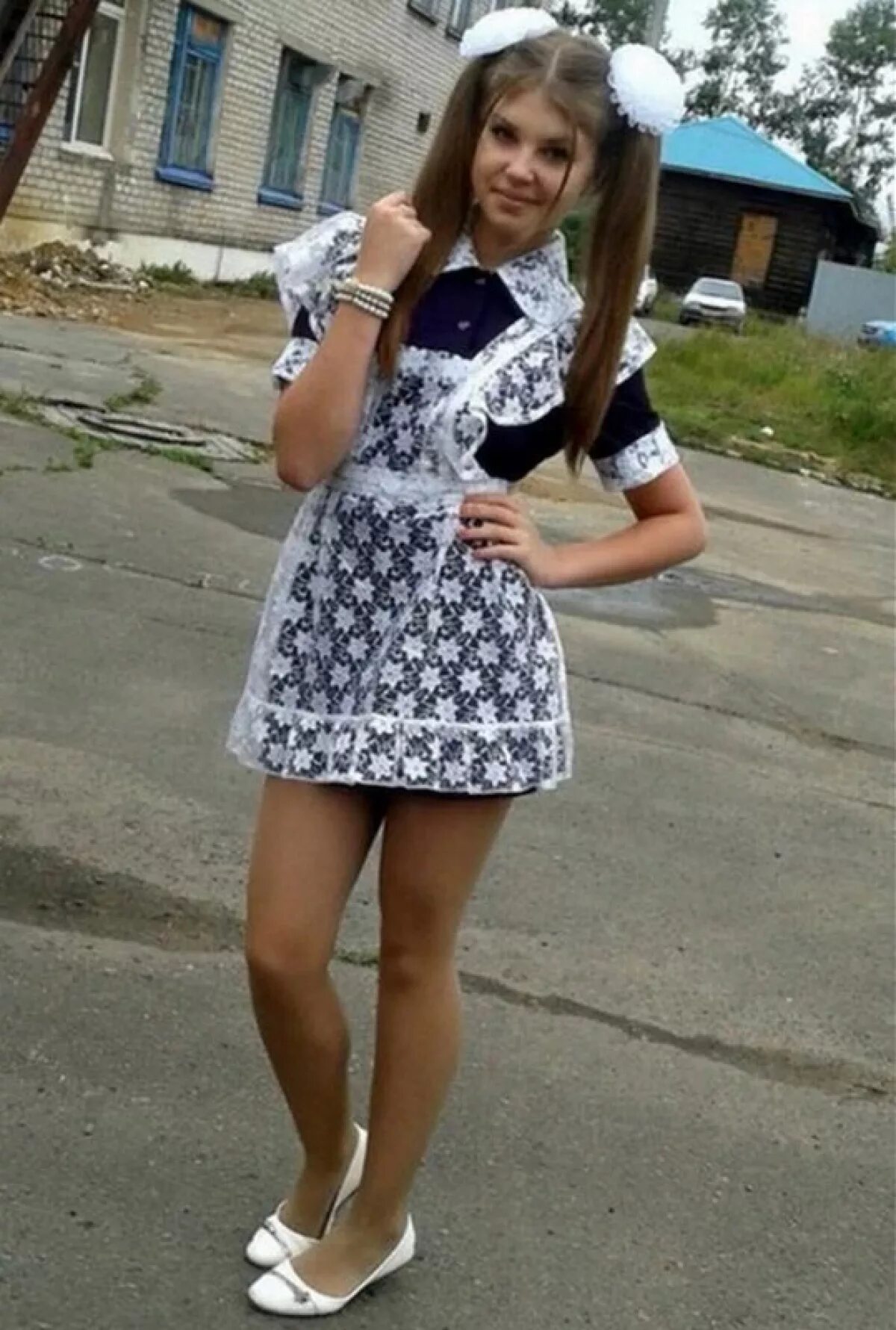 старшеклассницы. девочки восьмиклассницы. красивые ученицы. покажи восьмиклассницу. девочки в школе.