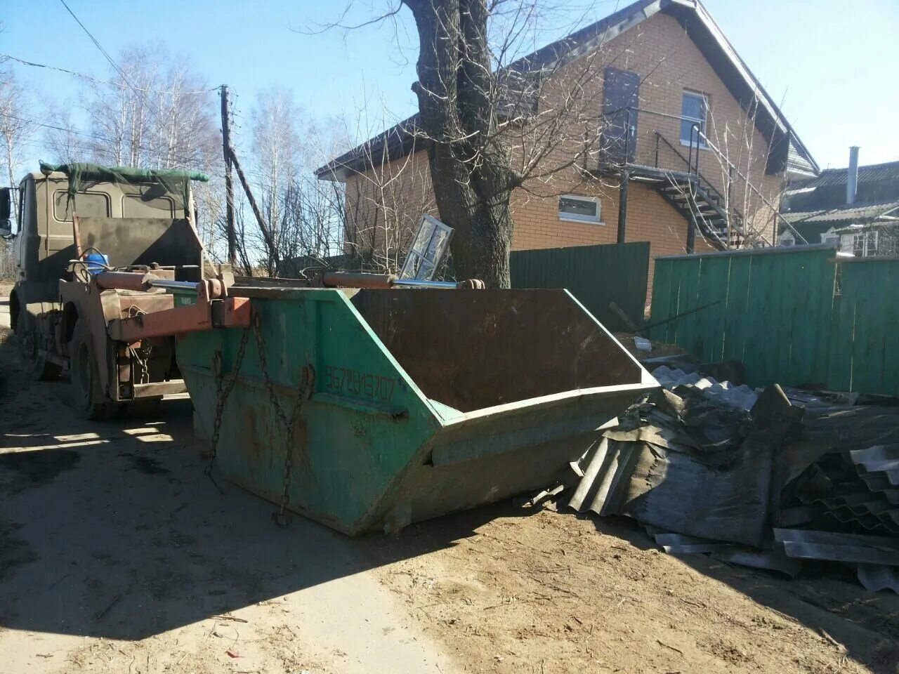 Контейнерная площадка 8м3. Мусоровоз с контейнером. Бункер лодочка 8 м3. Вывоз мусора контейнер 8 м3. Мусоровоз тдс 500.