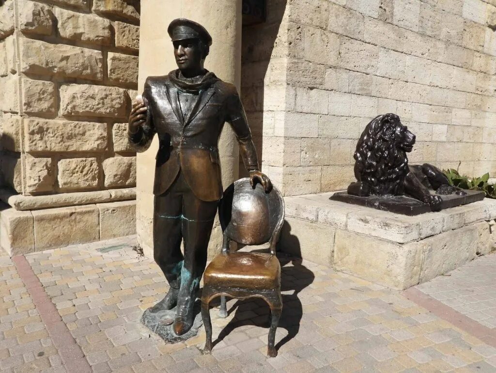 Памятник остапу бендеру в пятигорске. Остап бендер пятигорск. Памятник остапу бендеру у провала в пятигорске. Памятник остапу бендерупяьигорск. Провал пятигорск памятник бендеру.